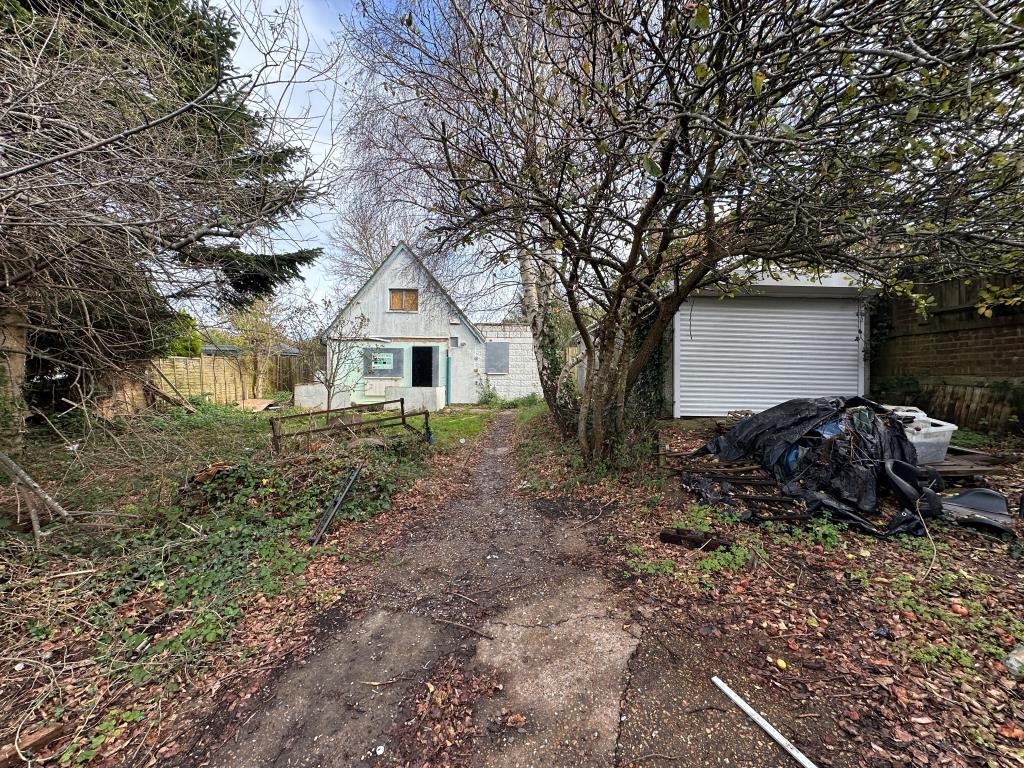 Lot: 40 - THREE-BEDROOM DETACHED HOUSE FOR REPAIR - External of Detached house and garage